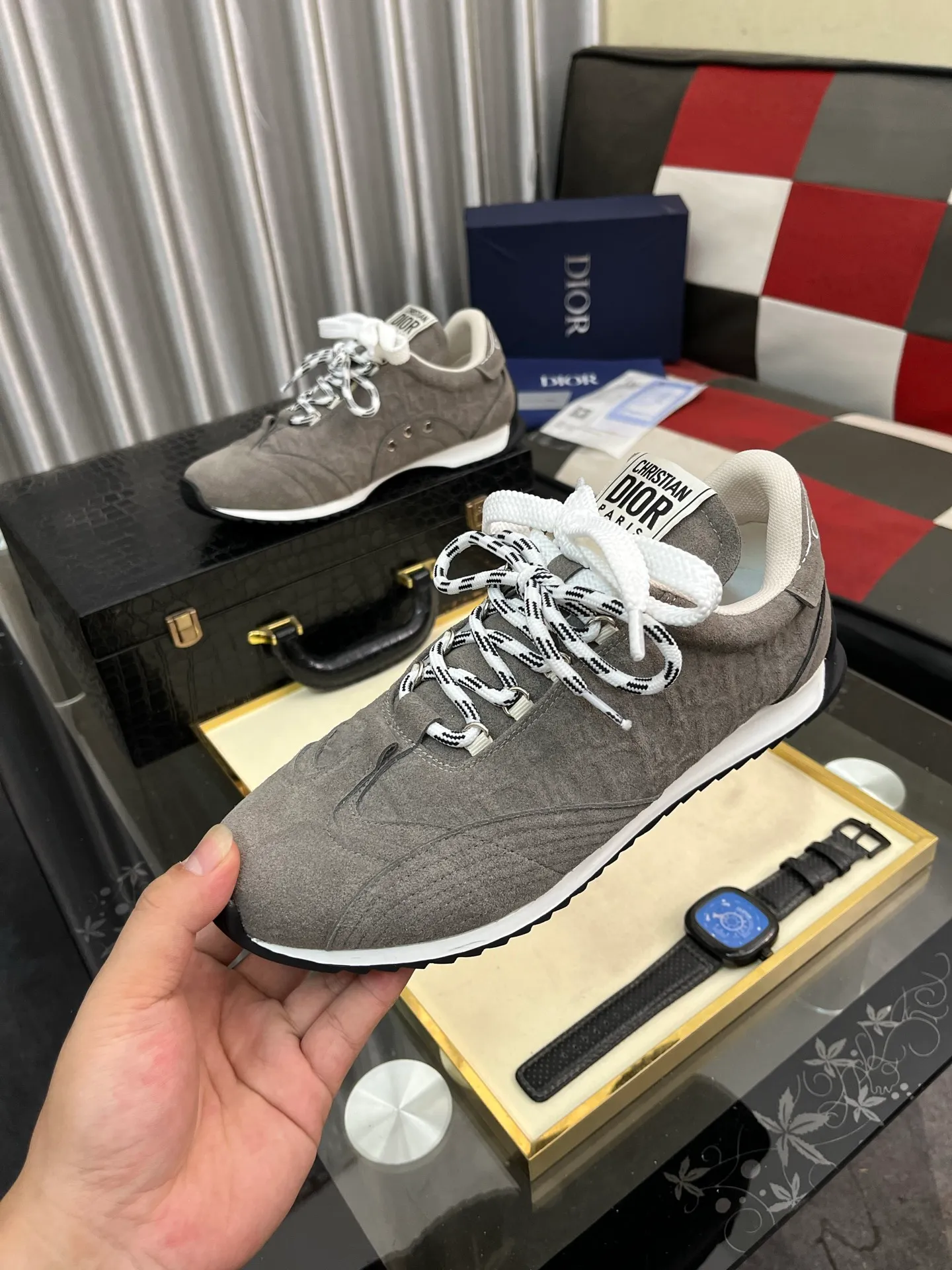 Men's shoes 💰500⌚️⌚️Dior original quality.~ Unique modern style sneakers. 🏃A must-have casual shoe for trendy men😍😍 Original brand imported from Italy, imported original leather, sheep lining (refuses to discolor and grind feet) Sole: Original sole provided by the original factory, French lazy style design ⚠️Fit to the feet, original quality, super comfortable original sole. Just like shooting the real thing 🎬The real thing is better Code number: 38-446️⃣Colors available